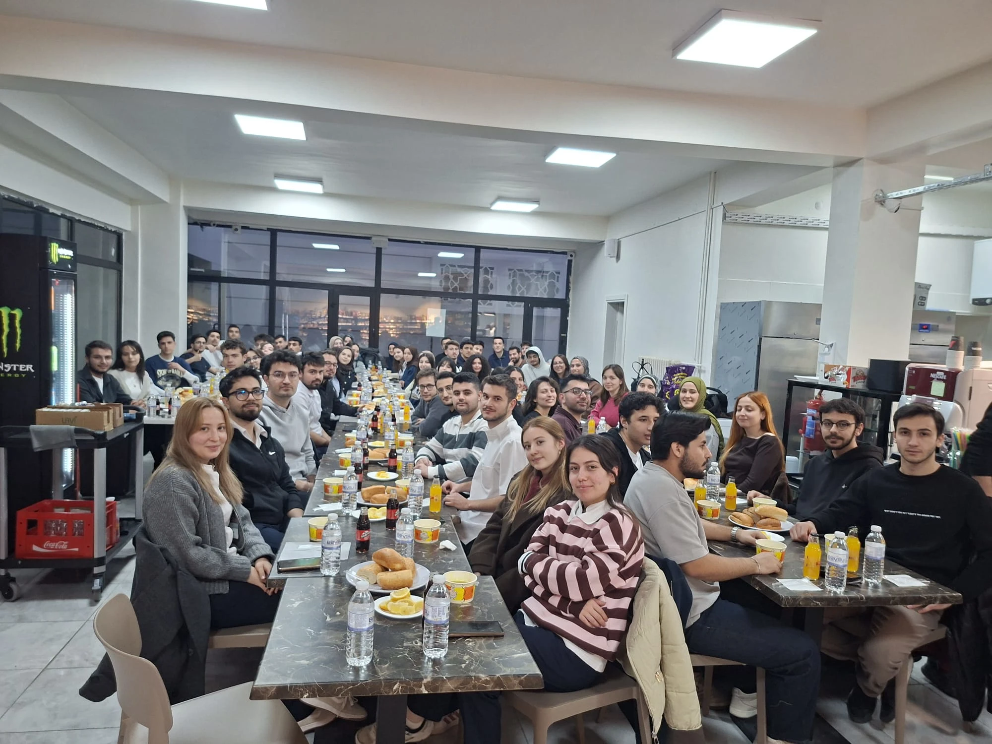Fakülte kantinimizde Öğretim üyelerimizin katkılarıyla düzenlenen Öğrenci iftarımızdan görüntüler.